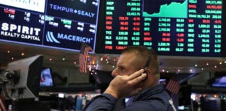 Video Giới đầu tư “đình chiến” thương mại, Dow Jones mất 800 điểm