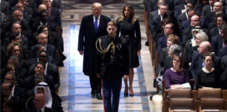 Video TT Trump cô đơn giữa các cựu tổng thống tại đám tang
