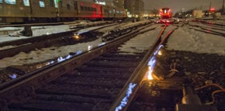 Video Trời lạnh cóng, đường rầy ở Chicago được đốt lửa phá băng