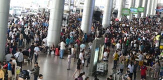 Video Tân Sơn Nhất, ‘ngộp thở’ đón Việt kiều về quê ăn Tết