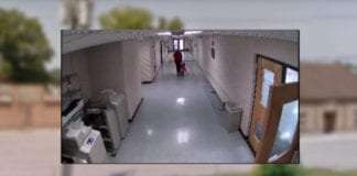 Video Giáo viên ở Kentucky bị tố kéo lê học sinh tự kỷ trong trường học