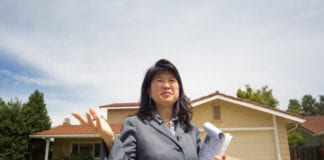 Người Trung Quốc mua nhiều nhà tại vùng South Bay, Los Angeles. (Hình minh họa: kalw.org)Người Trung Quốc mua nhiều nhà tại vùng South Bay, Los Angeles. (Hình minh họa: kalw.org)