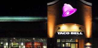 Tiệm Taco Bell ở Oklahoma City, nơi một khách hàng xả súng trong tiệm. (Hình chụp từ màn hình đài KFOR)