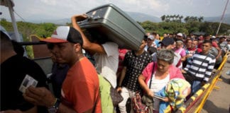 Video Dân Venezuela đi qua Colombia để được chăm sóc y tế