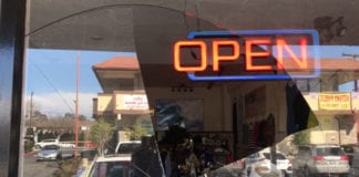 Video Nhiều tiệm kinh doanh ở Garden Grove bị đập kiếng