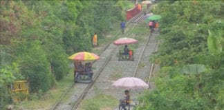 Video Đẩy xe trên đường rầy, nghề mưu sinh nguy hiểm ở Philippines