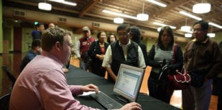 Video tin Mức lương giờ tăng 3.4% trong Tháng Hai tại Mỹ