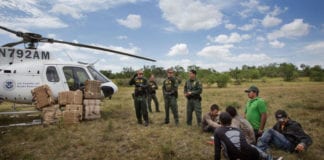 Video Di dân tiếp tục tràn vào biên giới Mỹ-Mexico, biên phòng chịu hết nổi