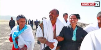 Video Thân nhân đến nơi xảy ra vụ tai nạn máy bay thảm khốc ở Ethiopia
