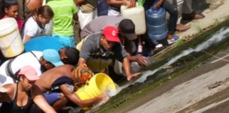 Video Người dân Venezuela bu quanh các đường cống để hứng nước