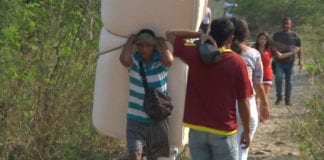 Tuyệt vọng vì khủng hoảng, dân Venezuela trốn sang Colombia và Brazil