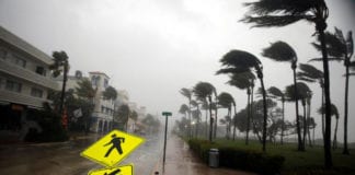 Bão tiến vào vùng Đông nước Mỹ, từ D.C tới Florida