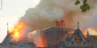 Lính cứu hỏa đang cố gắng cứu Nhà Thờ Đức Bà Paris