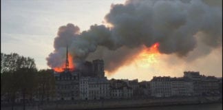 Nhà Thờ Đức Bà ở Paris bị cháy