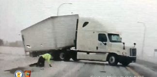 Gió thổi ngã cảnh sát viên tiểu bang Minnesota
