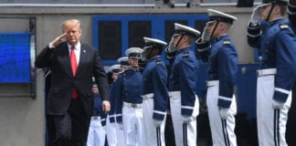 TT Trump bắt tay gần 1,000 tân sĩ quan tốt nghiệp Học Viện Không Quân