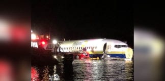 Video Mưa bão làm Boeing 737 đáp xuống sông ở Florida, không ai chết