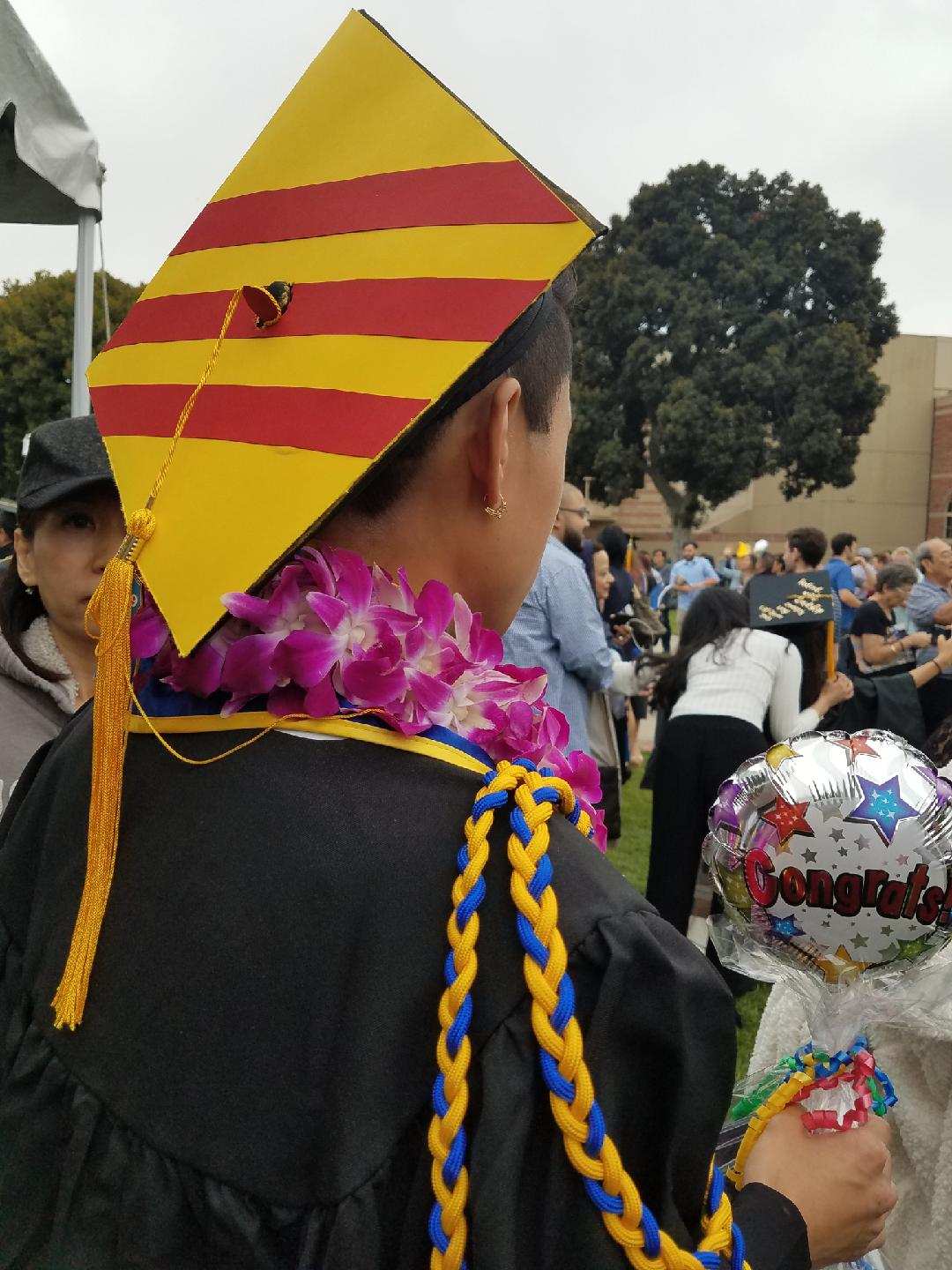 Sinh viên đội mũ mang cờ VNCH trong ngày tốt nghiệp đại học UCLA