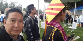 Sinh viên đội mũ mang cờ VNCH trong ngày tốt nghiệp đại học UCLA