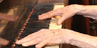 Bà cụ 108 tuổi vẫn chơi đàn piano điêu luyện
