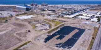 Video Cư dân Huntington Beach phản ứng về mùi hôi bãi rác