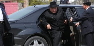 Trốn cấm vận, Kim Jong Un 'vi vu' xe sang trong lúc dân Bắc Hàn đi xe đạp