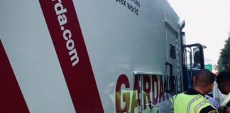 Video Xe chở tiền ở Atlanta trục trặc, $175,000 tiền mặt bay ra trên xa lộ