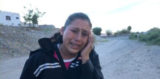 Bà mẹ khóc năn nỉ lính Mexico cho nhập cư vào Mỹ