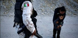Bà mẹ Guatemala 'khóc năn nỉ lính Mexico' đã đến được North Carolina