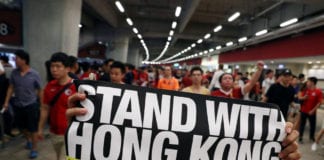 Fan bóng đá tuần hành, hát quốc ca Hong Kong tại vòng loại World Cup