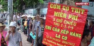 Cặp vợ chồng phát 'cơm có thịt' miễn phí ở Bệnh viện Ung Bướu, Sài Gòn