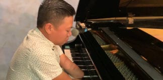 Nghệ sĩ Việt không bàn tay chơi piano điêu luyện