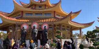 Chùa Bảo Quang ở Santa Ana náo loạn