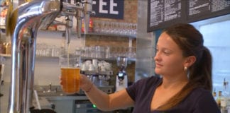 Video ‘Quán rượu đạo đức’ ở Luân Đôn, vừa nhậu vừa làm từ thiện