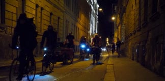 Đạp xe phát thức ăn từ thiện mùa Giáng Sinh