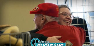 Ông Già Noel ‘bí mật’ mướn tài xế phát cho hành khách cả ngàn Mỹ kim