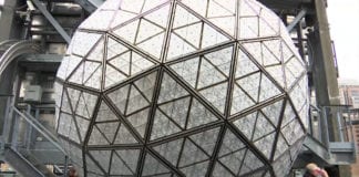 Gắn tấm pha lê kiểu mới cho quả cầu mừng năm mới ở Times Square