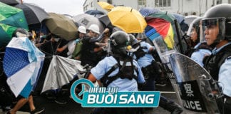 Video Người biểu tình Hồng Kong bị cảnh sát chặn đường, xịt hơi cay