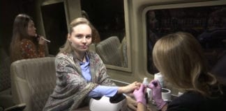 Video Thẩm mỹ viện di động ở Moscow giúp tiết kiệm thời gian