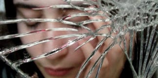 Video bình luận Quê nhà quê người: Hên xui, may rủi (2/2)