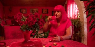 Video Người đam mê màu đỏ có một không hai trên thế giới