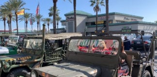 Quân xa Việt-Mỹ chuẩn bị tham gia diễn hành Tết