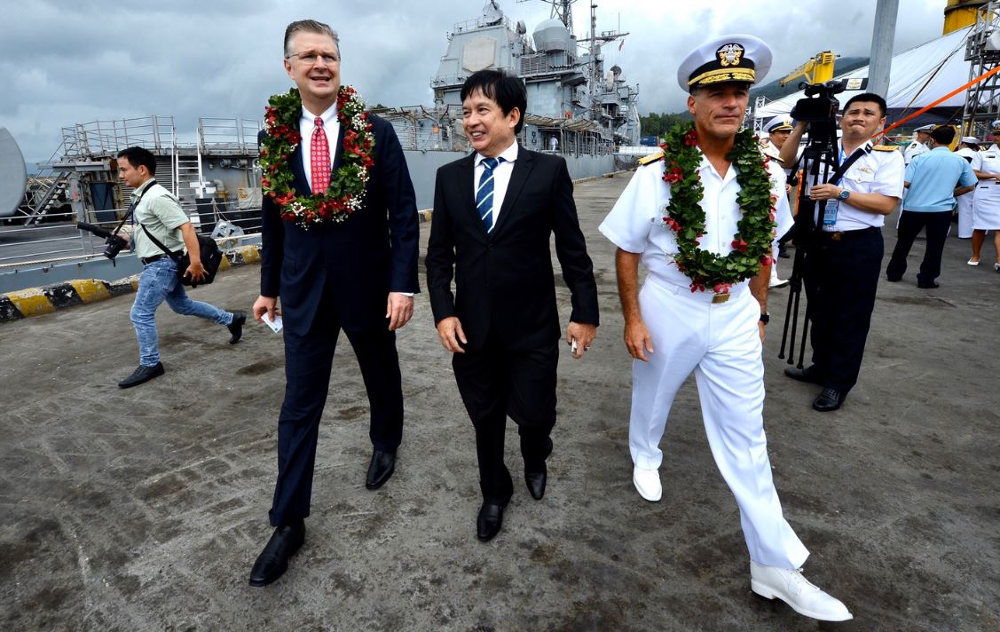 Mẫu hạm Mỹ thăm Việt Nam trong lúc Trung Quốc bận đối phó COVID-19