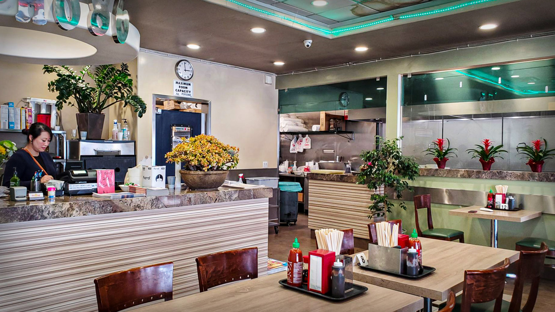 Nhà hàng Little Saigon: nơi đóng cửa, nơi tặng thức ăn, và… toilet paper