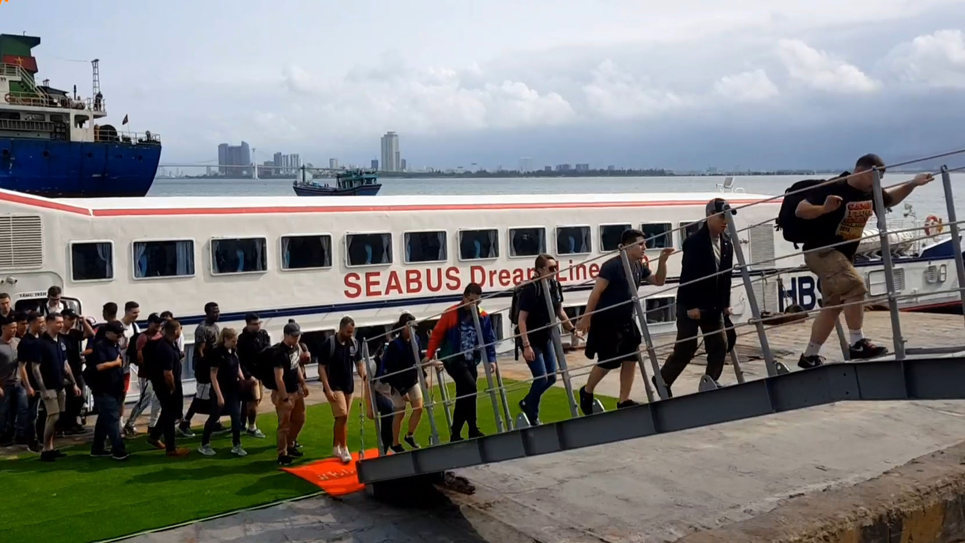 Lính Mỹ 'đổ bộ' Đà Nẵng, ăn bánh mì, thăm phố cổ Hội An, và cố đô Huế