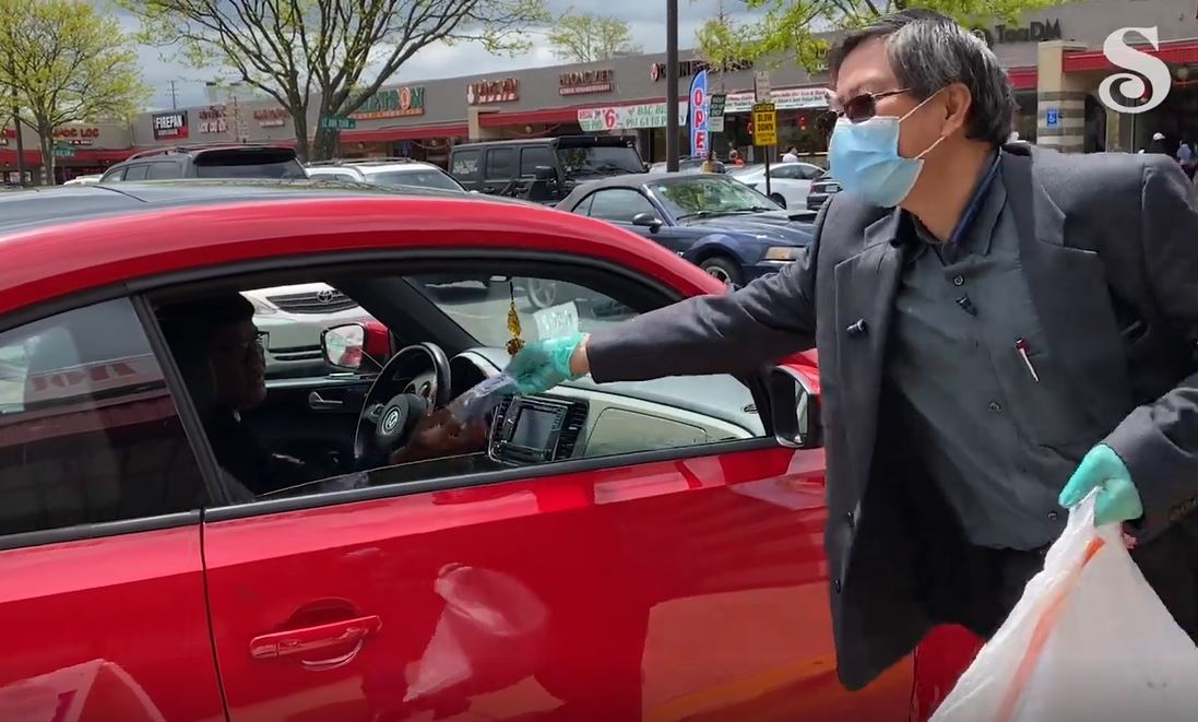 Phát khẩu trang miễn phí ở khu chợ Eden, Fall Church