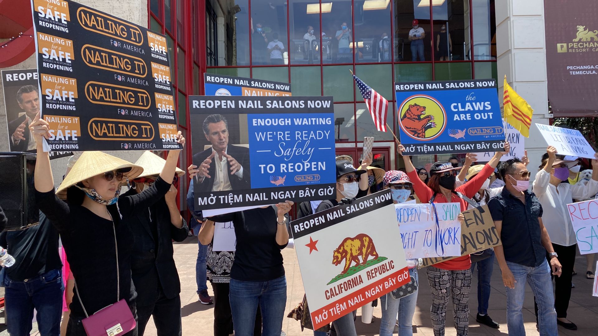 Biểu tình yêu cầu mở tiệm nail tại Little Saigon, California