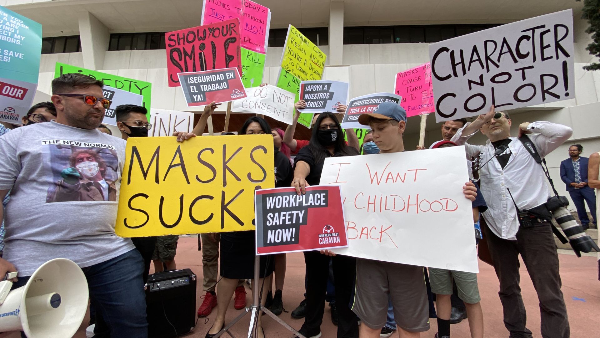 'Khẩu chiến' trong buổi họp báo yêu cầu đeo khẩu trang nơi công cộng