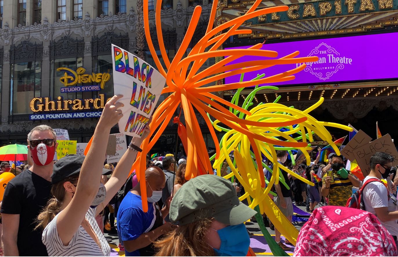 Biểu tình đầy màu sắc ủng hộ BLM và LGBTQ ở Hollywood Boulevard