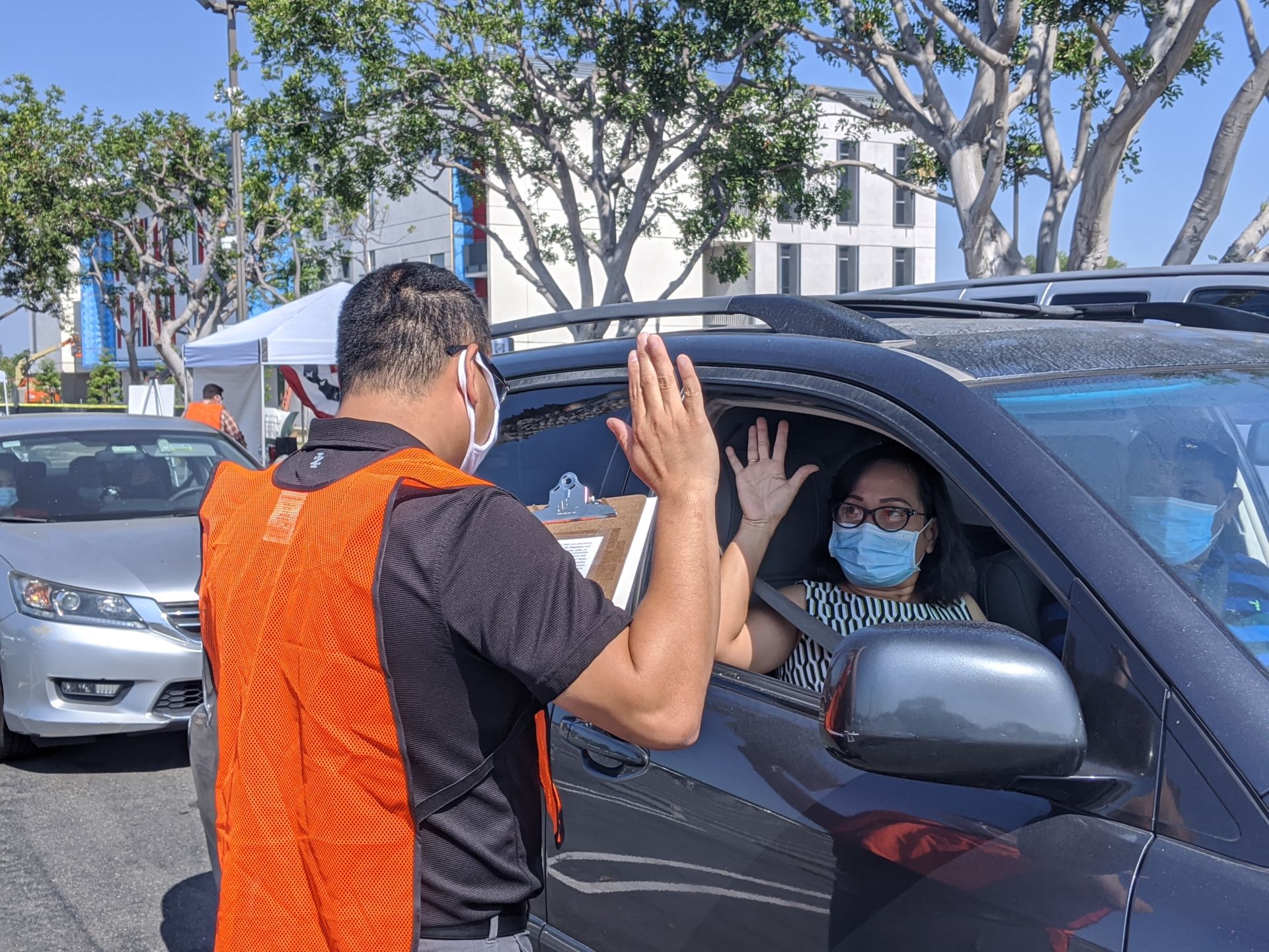 Video Lễ tuyên thệ quốc tịch “drive-thru” lần đầu thấy ở Orange County